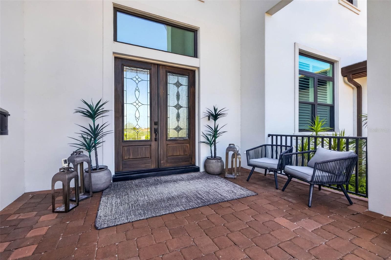 Refined Covered Entry Offering a Warm Welcome - 1341 MONTEREY BLVD NE, ST PETERSBURG