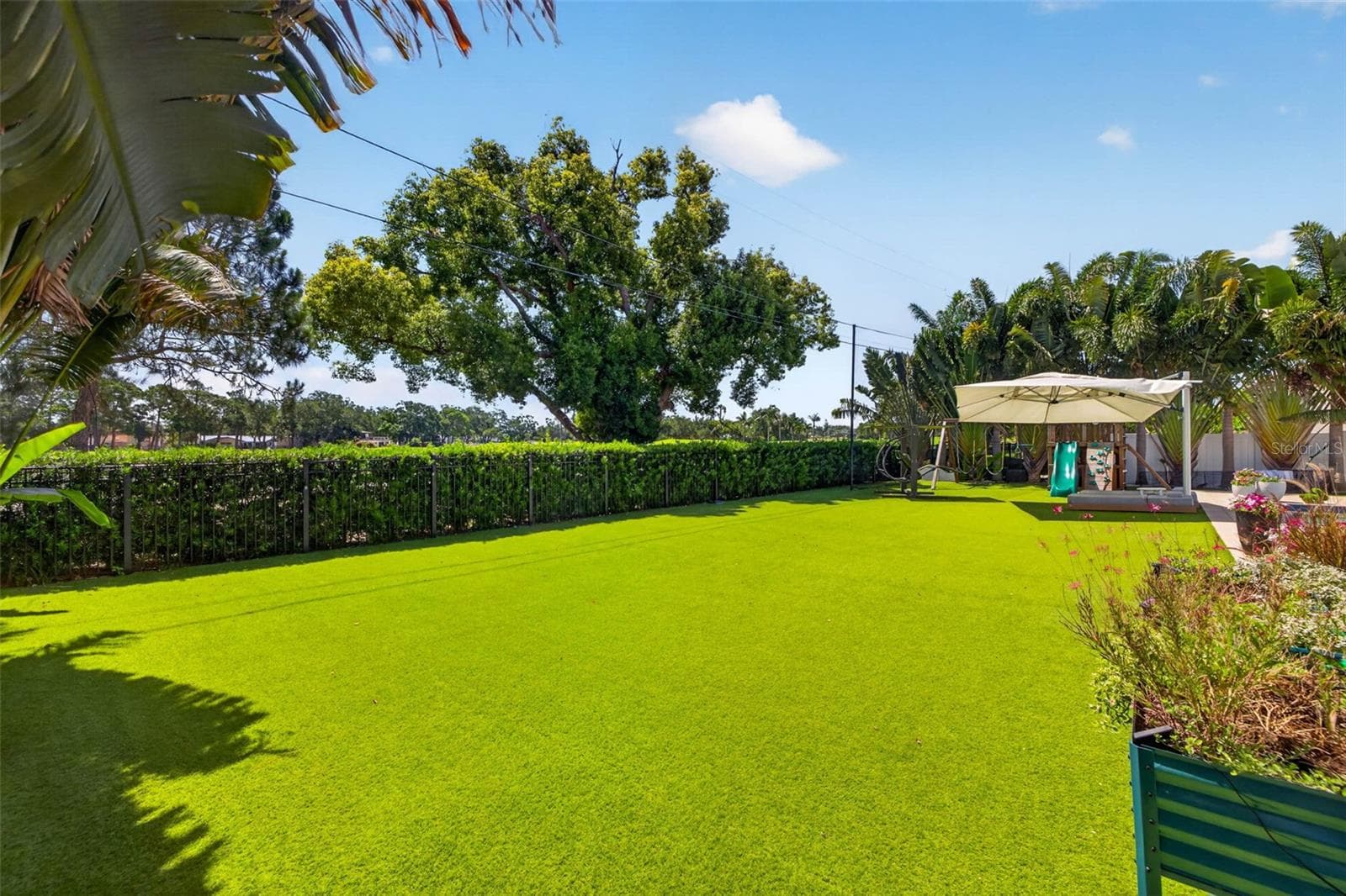 Oversized Grounds with low maintenance turf grounds - 1341 MONTEREY BLVD NE, ST PETERSBURG