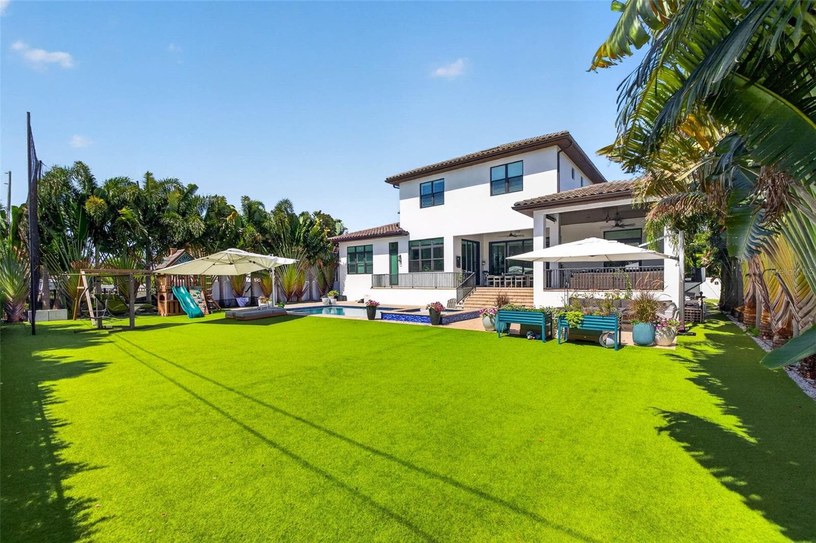 Estate-Style Outdoor Retreat with Mature Landscaping for Privacy - 1341 MONTEREY BLVD NE, ST PETERSBURG