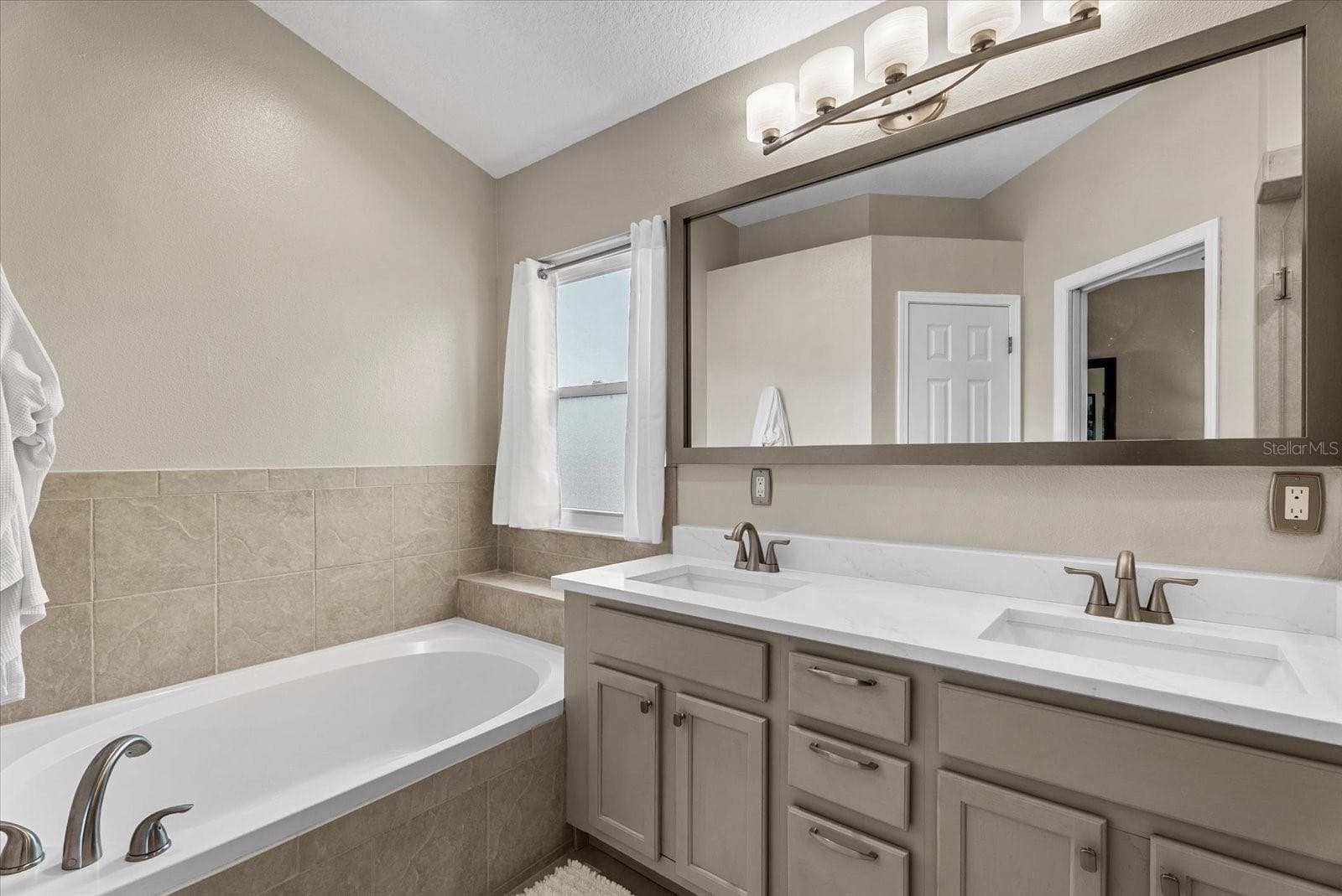Single Family Residence at 15302 SEAROBBIN DR, LAKEWOOD RANCH, photo 34 of 51