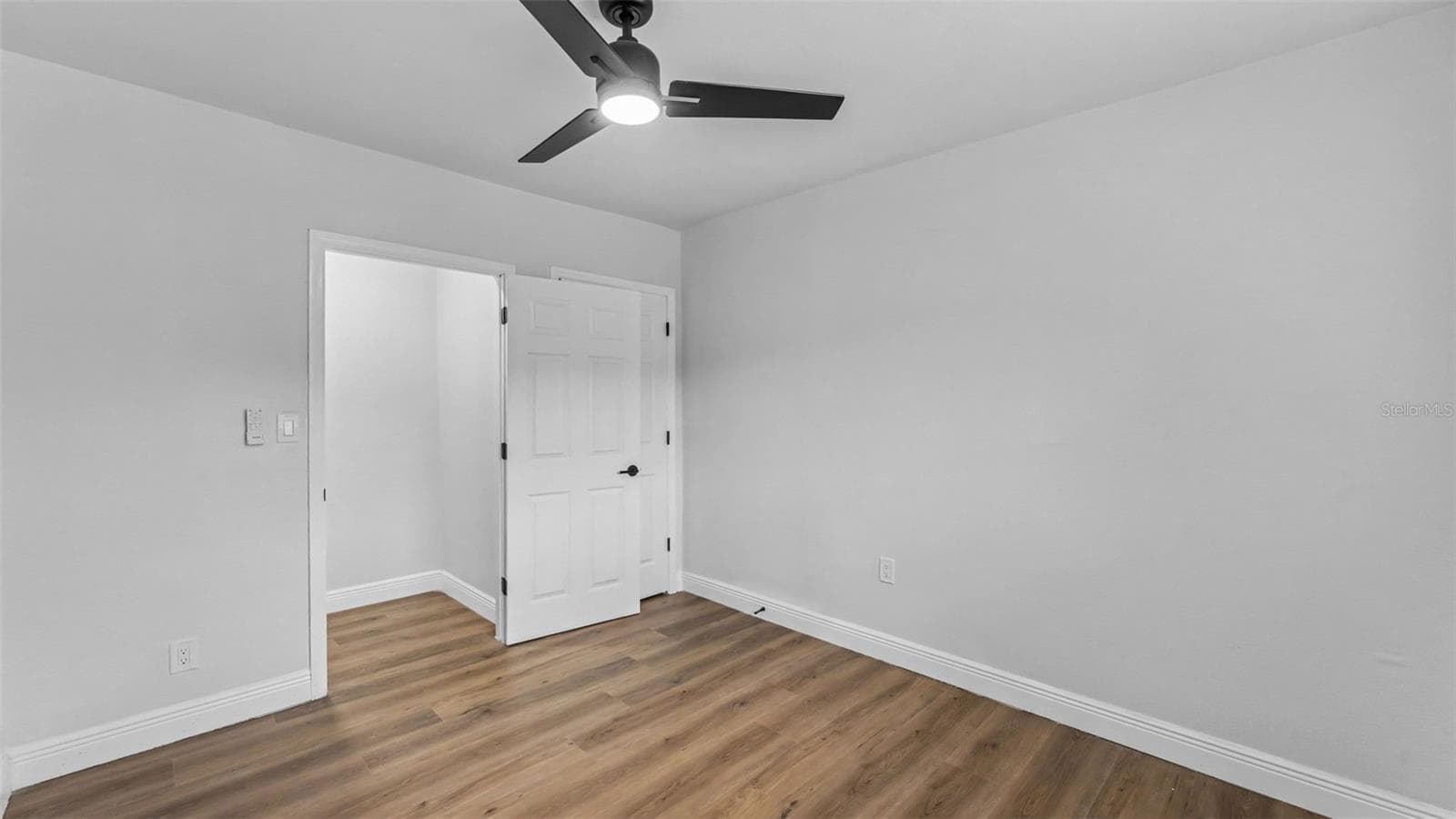 Single Family Residence at 211 W VALENCIA ST, LAKELAND, photo 27 of 43