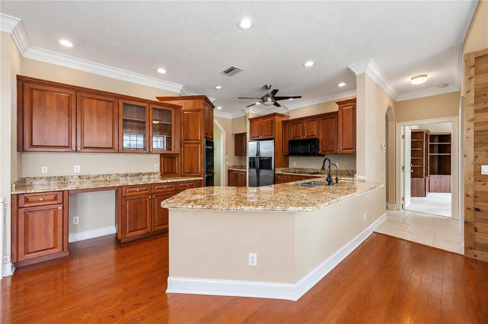 Kitchen with granite countertops - 8543 SW AVIARY RD, ARCADIA