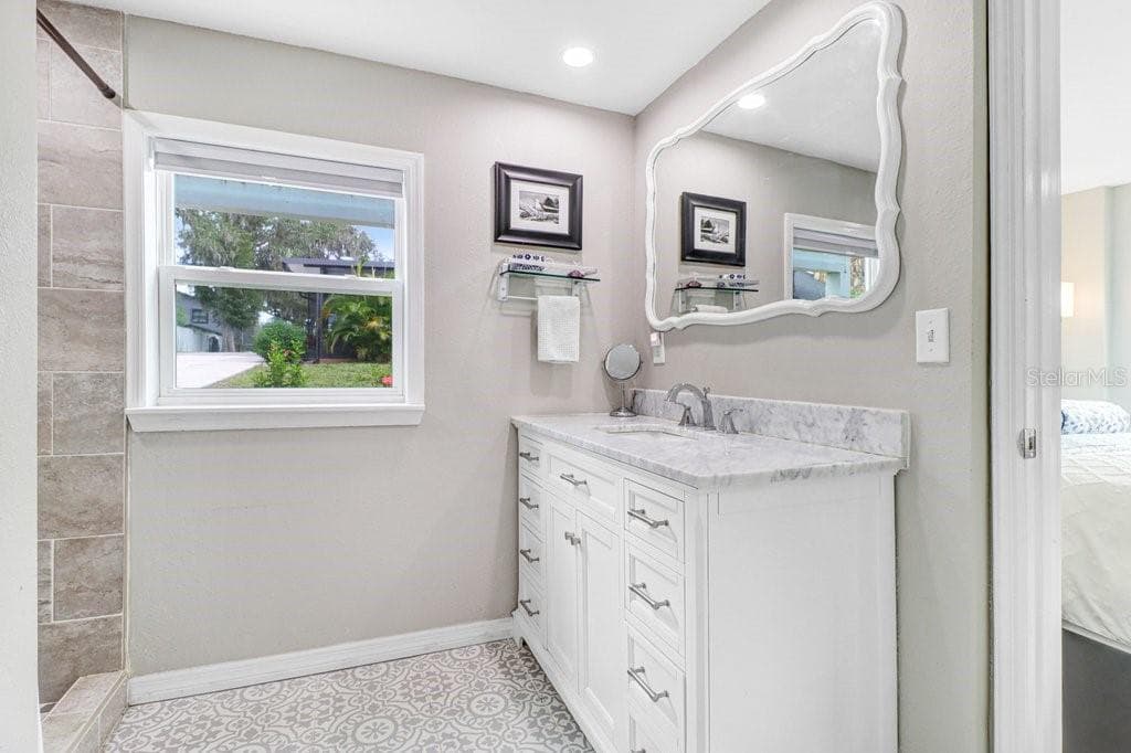 Primary Bathroom - 11337 KNIGHTS GRIFFIN RD, THONOTOSASSA