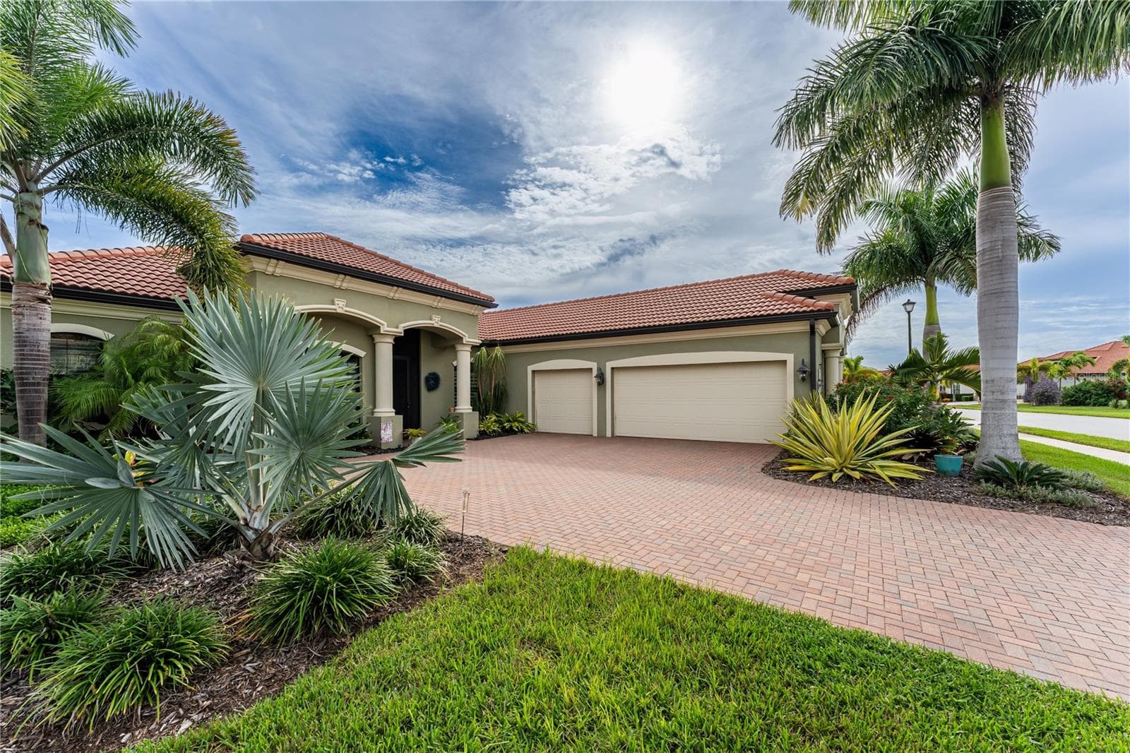 Single Family Residence at 10733 TARFLOWER DR, VENICE, photo 6 of 83
