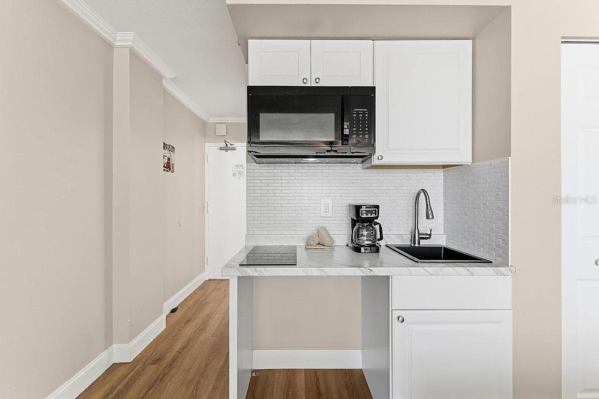 *#605 - Kitchenette with Microwave - 1909 S ATLANTIC AVE #605, DAYTONA BEACH
