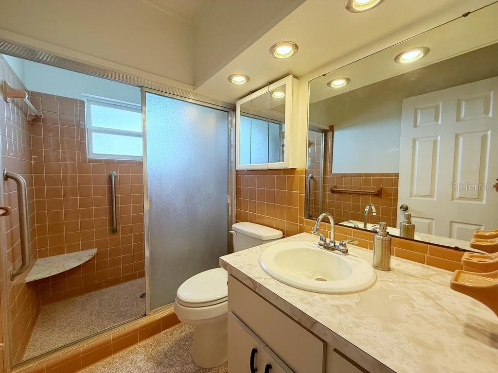 Bathroom #1 Photo #1 - 1841 5TH ST SE, WINTER HAVEN
