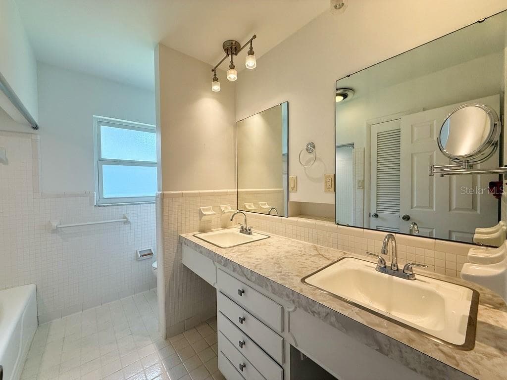 Bathroom #2 Photo #1 - 1841 5TH ST SE, WINTER HAVEN