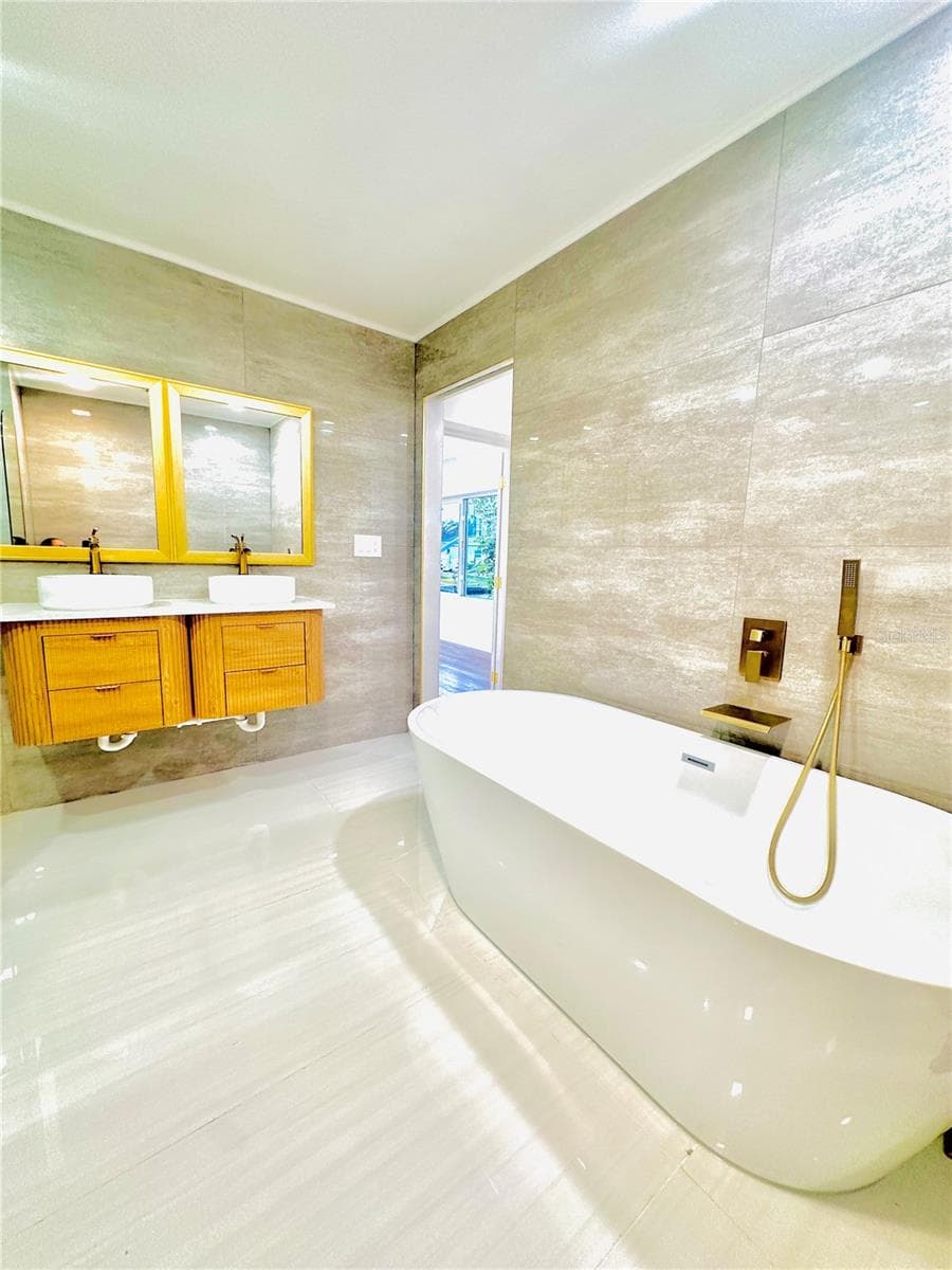 MASTER BATH - 9460 TREASURE LN NE, ST PETERSBURG