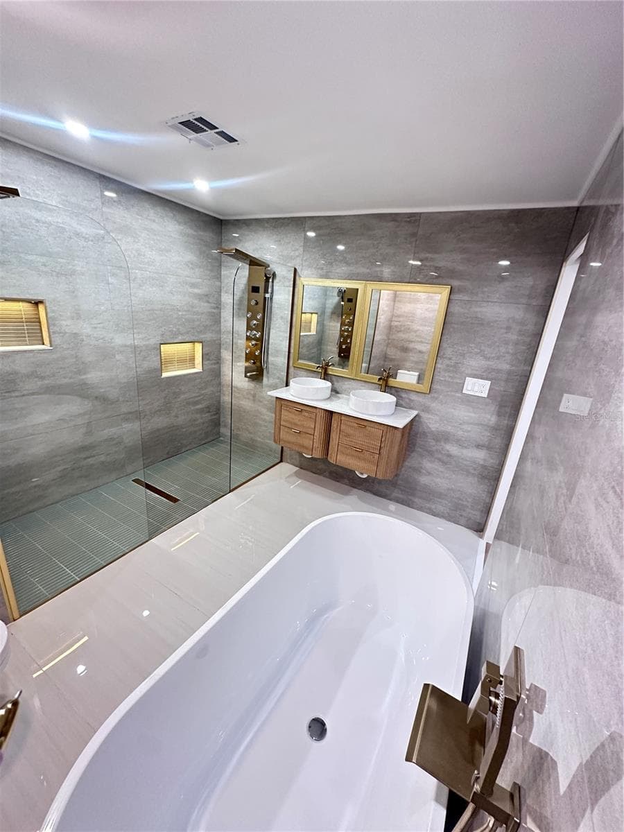 MASTER BATH - 9460 TREASURE LN NE, ST PETERSBURG