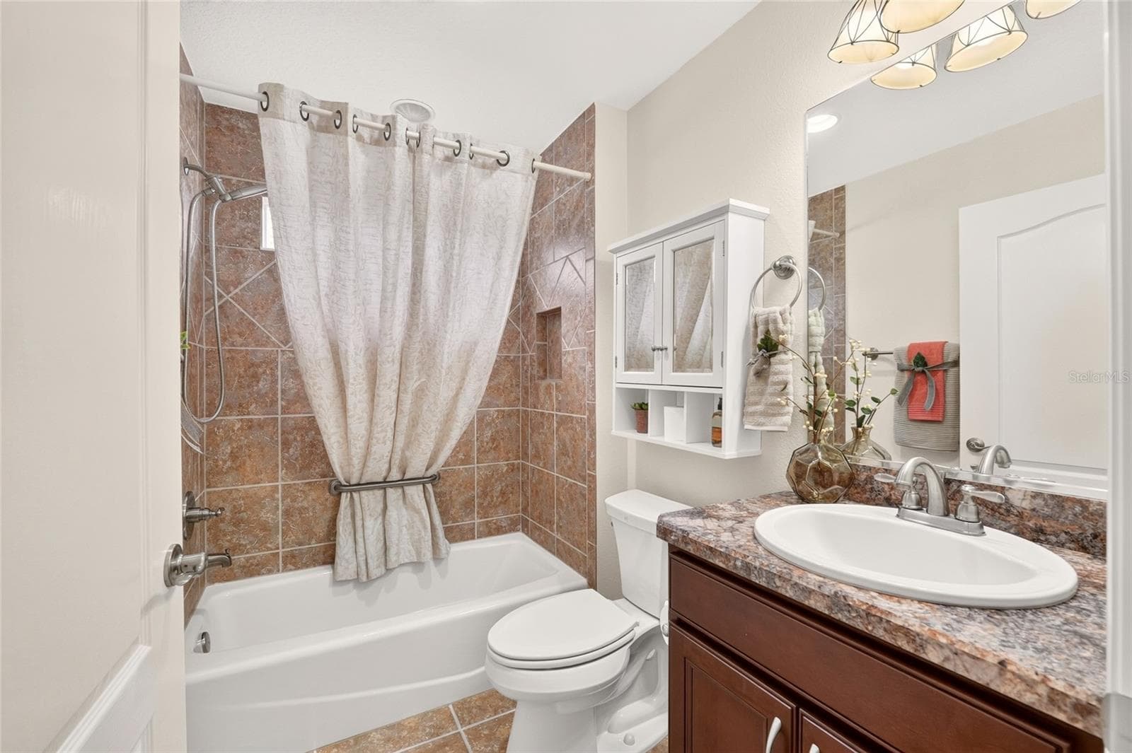 Guest bathroom with gorgeous natural light. - 2454 MORNING DOVE LN, THE VILLAGES