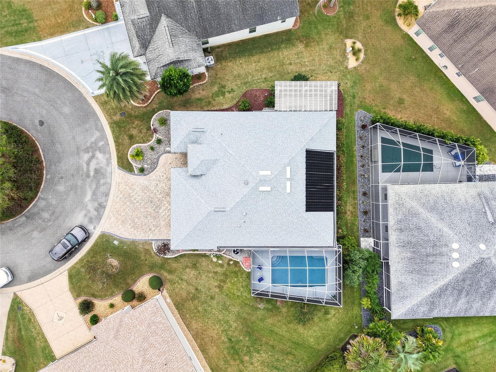Nestled on a CUL-DE-SAC, this inviting home pairs a beautiful PAVER DRIVEWAY with a SCREENED POOL and generous outdoor space for relaxing and entertaining! - 2454 MORNING DOVE LN, THE VILLAGES