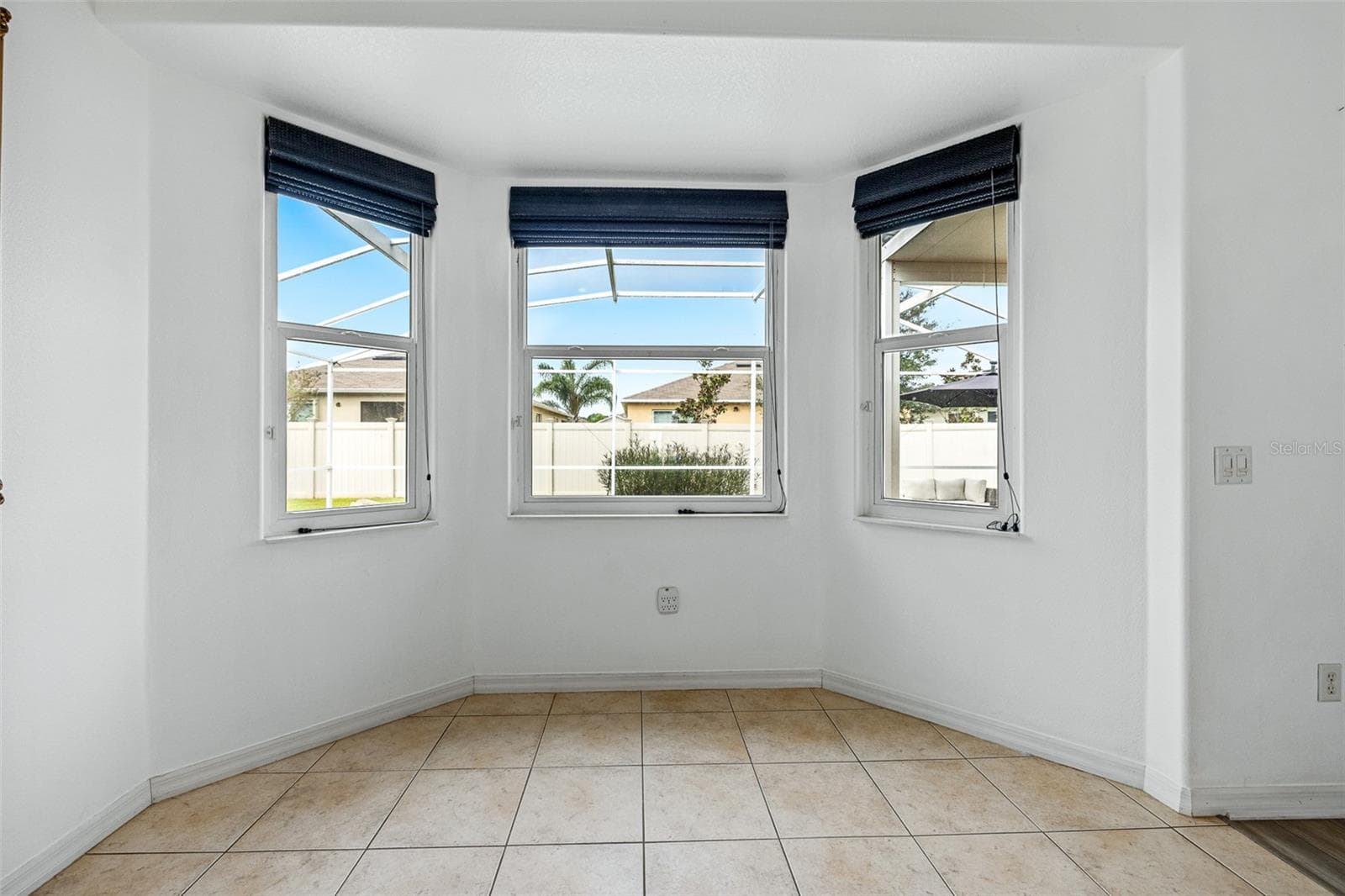Kitchen nook - 122 SAN REMO DR, EDGEWATER