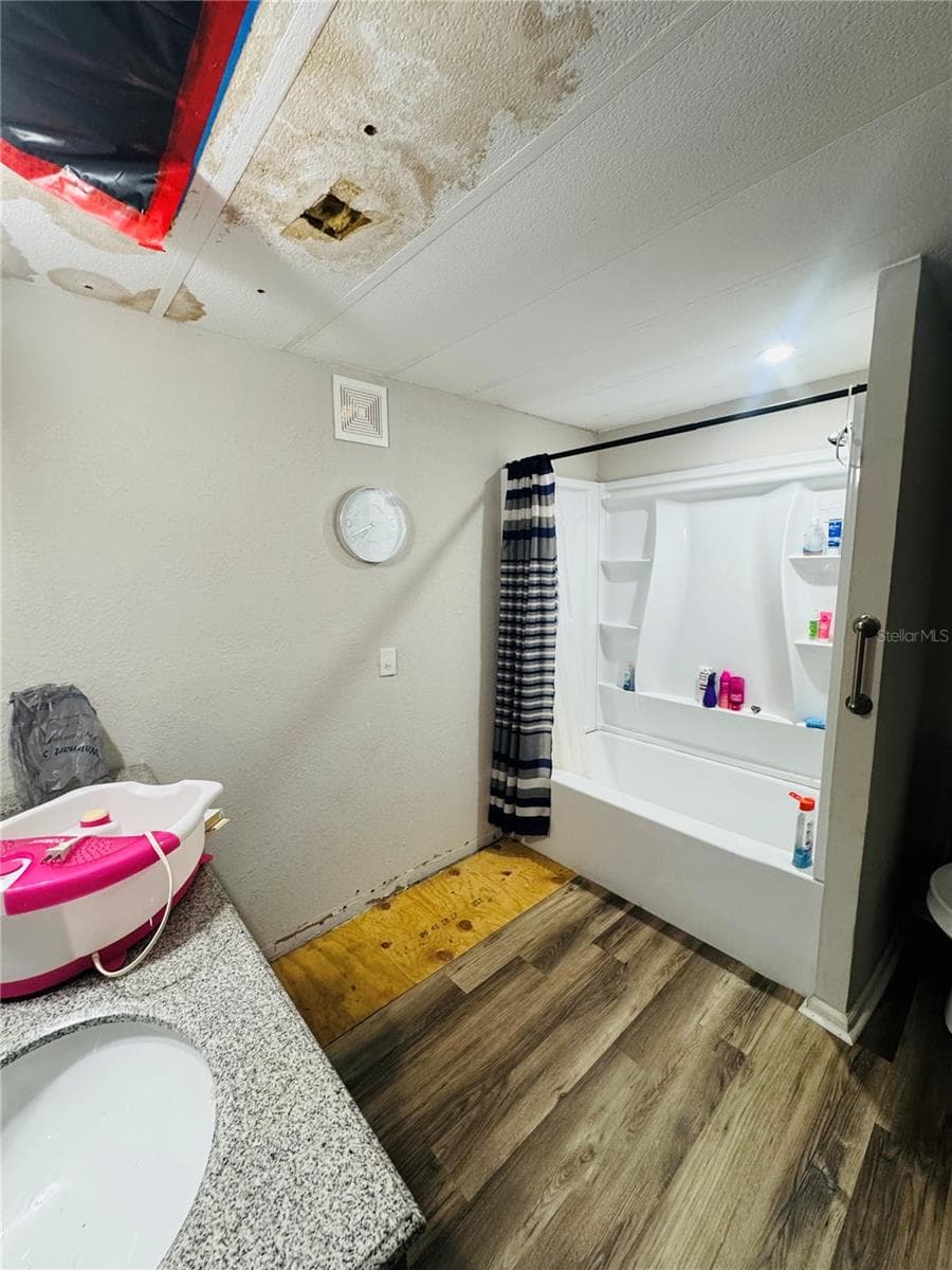 bathroom 2 - 1013 LIANNE PL, SEFFNER