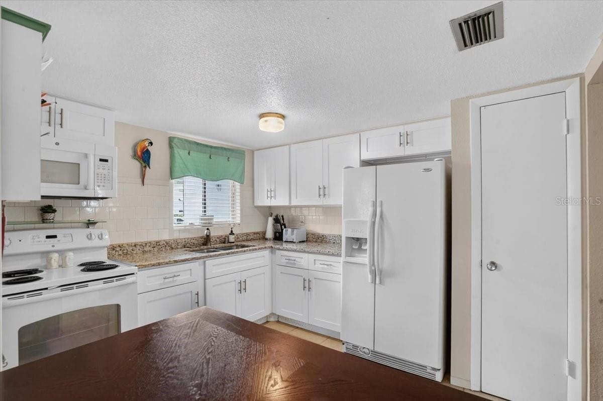 Condominium at 5883 GARDEN LN #H1, BRADENTON, photo 11 of 30