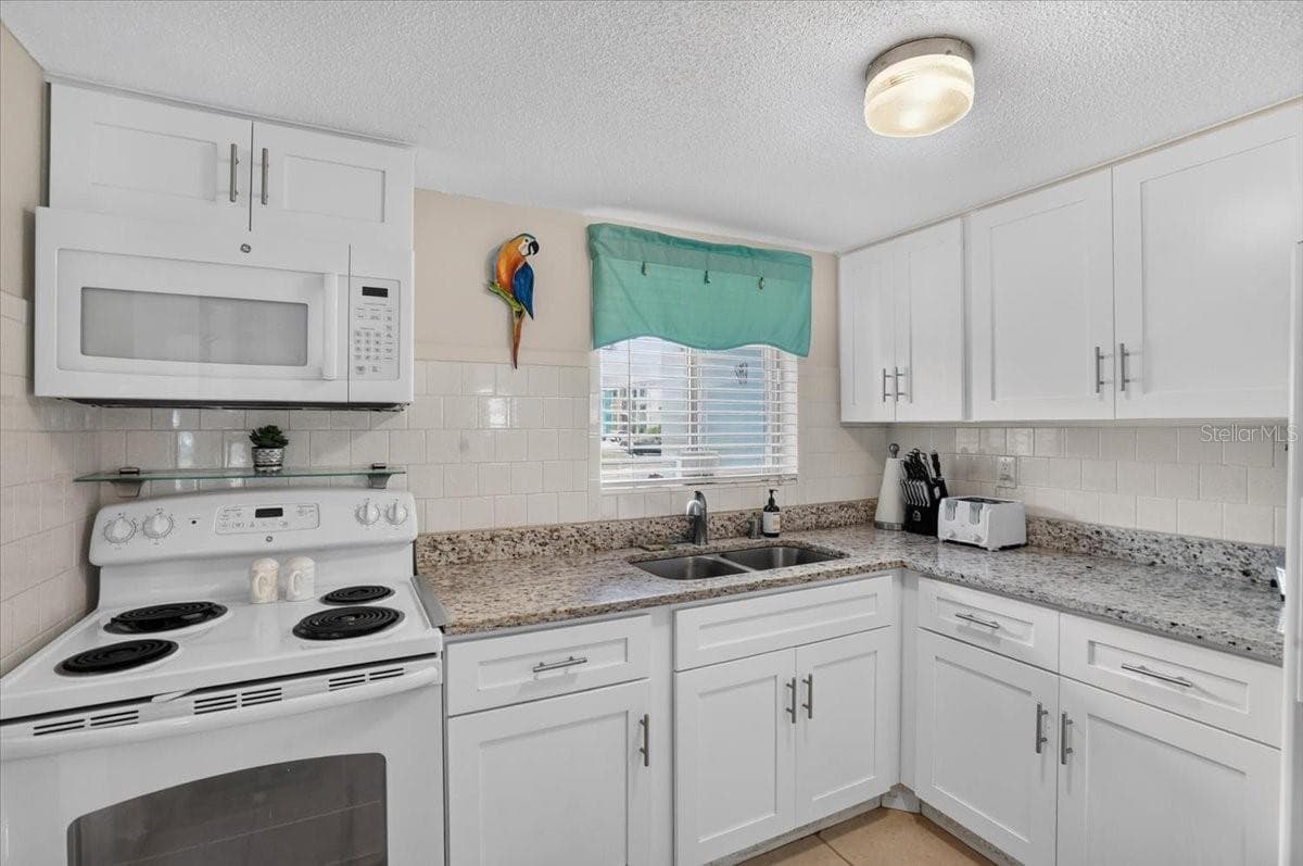 Condominium at 5883 GARDEN LN #H1, BRADENTON, photo 14 of 30