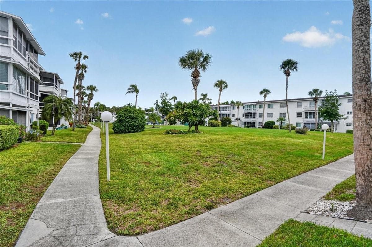 Condominium at 5883 GARDEN LN #H1, BRADENTON, photo 24 of 30