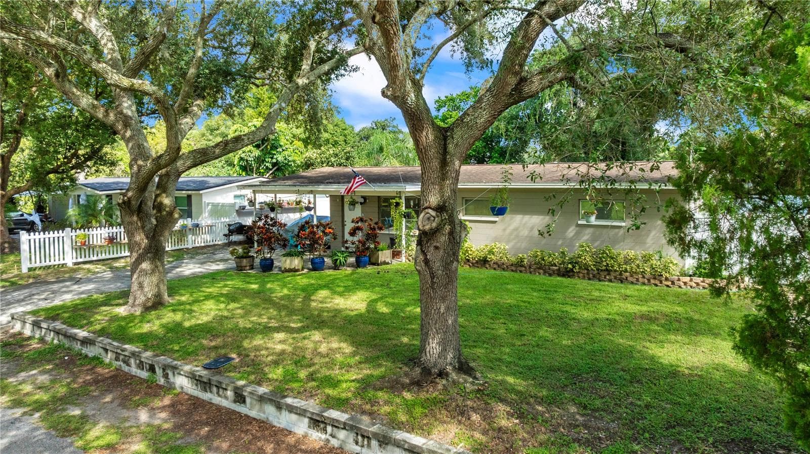 Single Family Residence at 1104 E LAMBRIGHT ST, TAMPA, photo 3 of 38