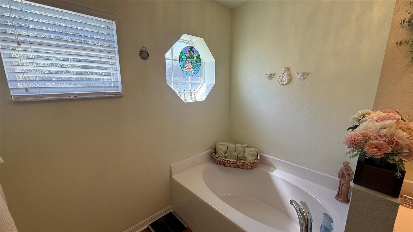Primary Bathroom Tub - 2645 SW 20TH CIR, OCALA