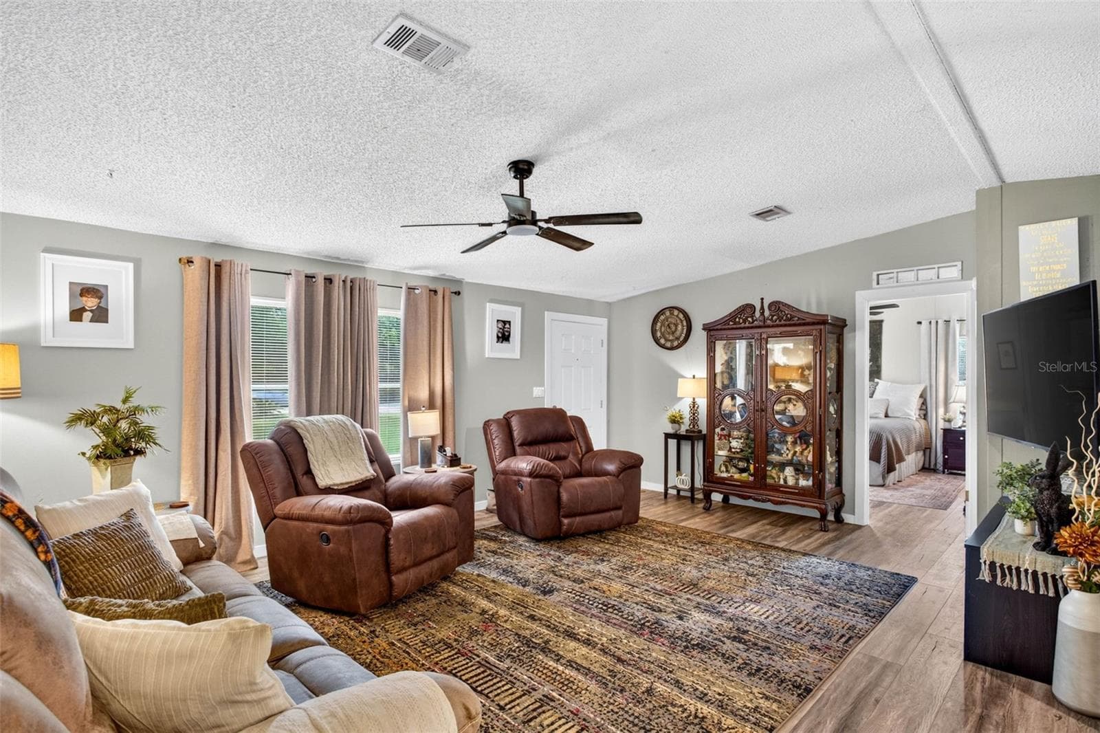 Manufactured Home at 39607 LOUISE DR, ZEPHYRHILLS, photo 8 of 71