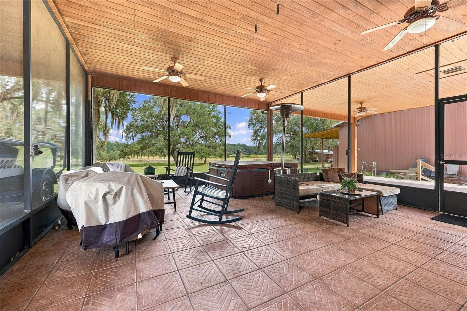 Lanai - 18731 SE 30TH ST, MORRISTON