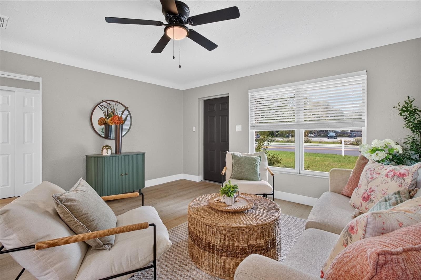 PERFECT SIZED LIVING ROOM W/NEW CEILING FAN - 2109 58TH ST S, GULFPORT