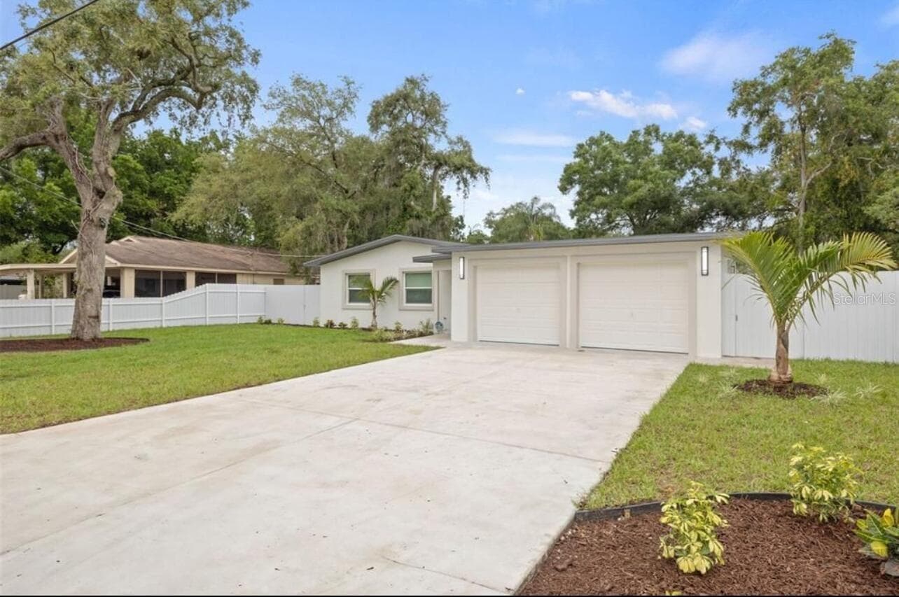 Single Family Residence at 817 W BOUGAINVILLEA AVE, TAMPA, photo 10 of 27