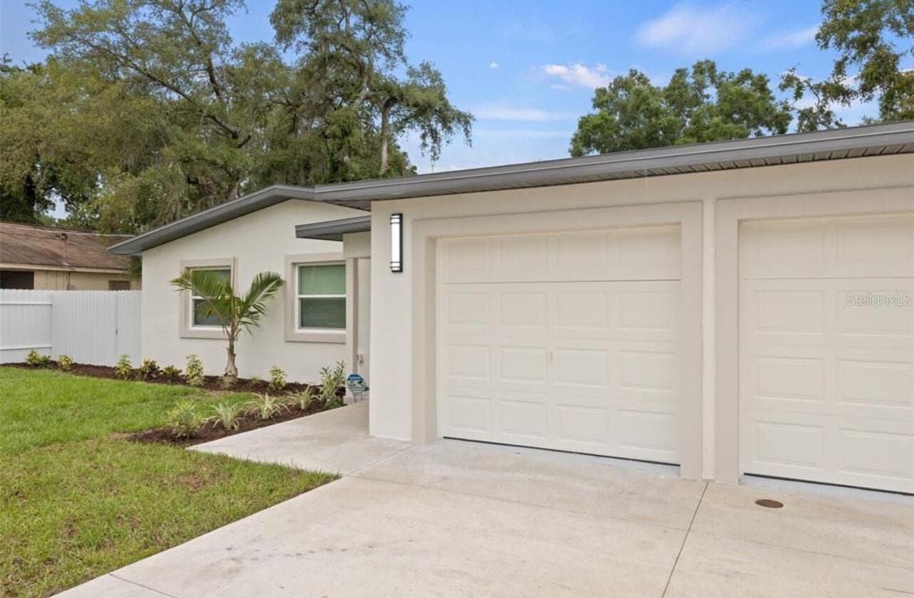 Single Family Residence at 817 W BOUGAINVILLEA AVE, TAMPA, photo 11 of 27