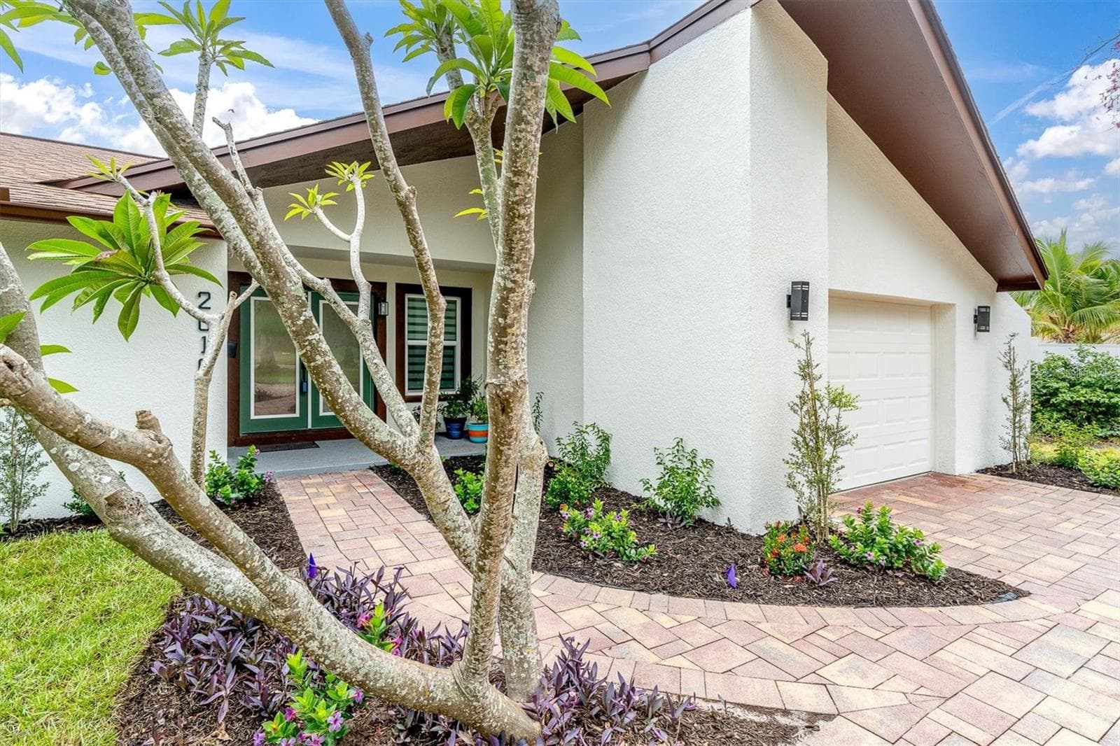 Single Family Residence at 2010 PINELLAS POINT DR S, ST PETERSBURG, photo 3 of 37