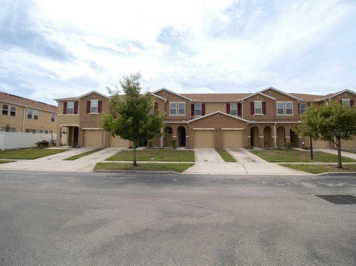 Townhouse at 5159 ADELAIDE DR, KISSIMMEE, photo 2 of 35