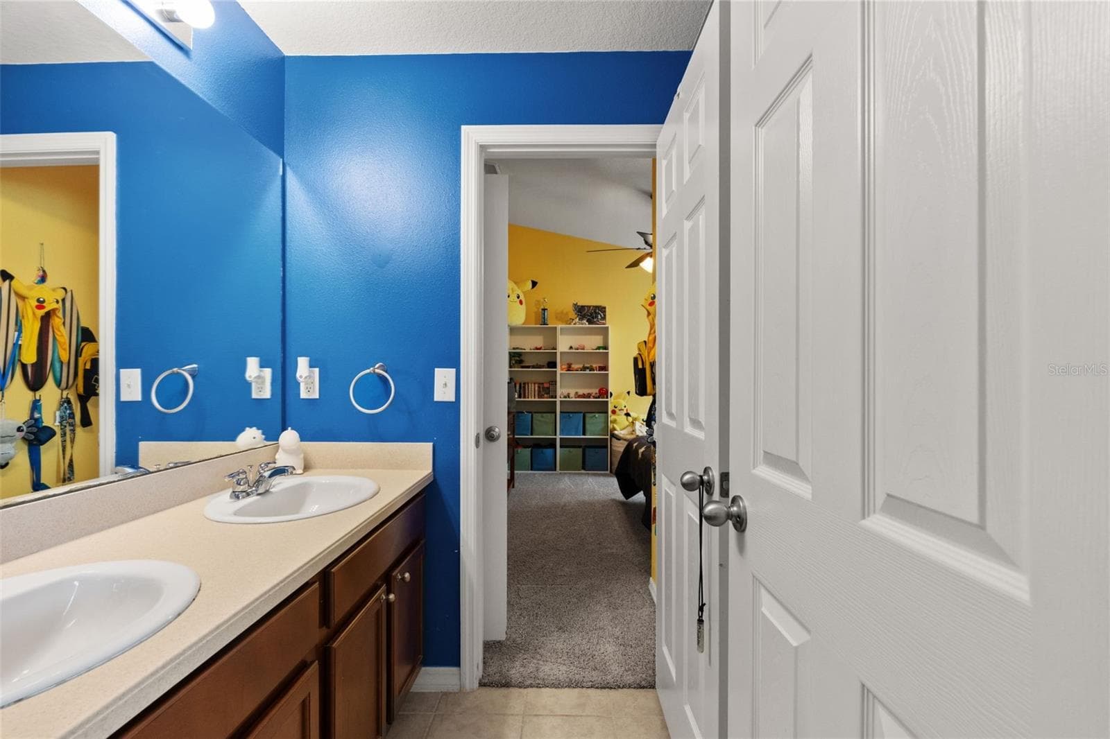 A full secondary bath with a spacious vanity provides convenient everyday functionality. - 1419 BLUE MARLIN BLVD, HOLIDAY