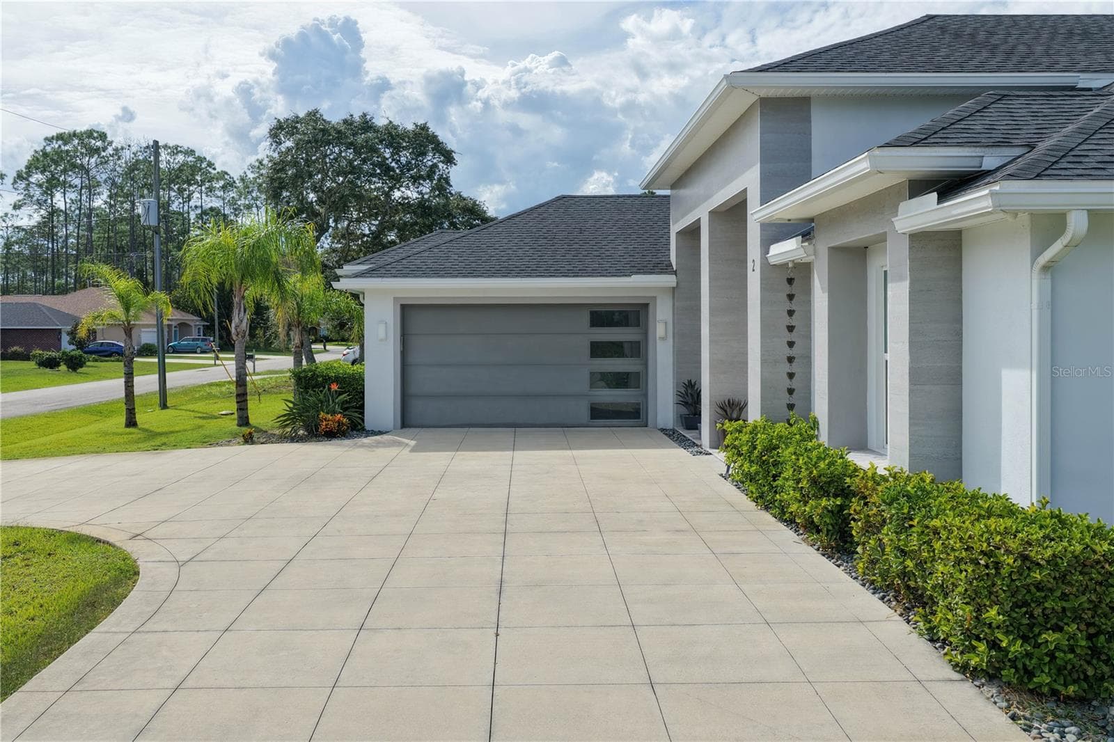 Circular driveway with oversized side entry garage - 2 ROBIN PL, PALM COAST