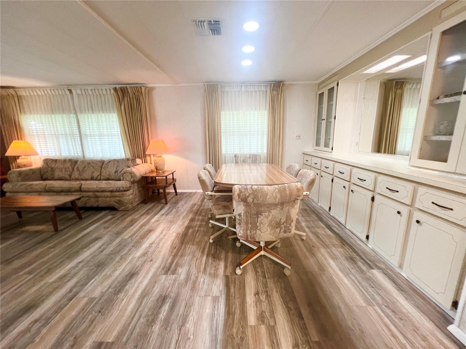 Manufactured Home at 310 MARTIN DR, LAKELAND, photo 4 of 28