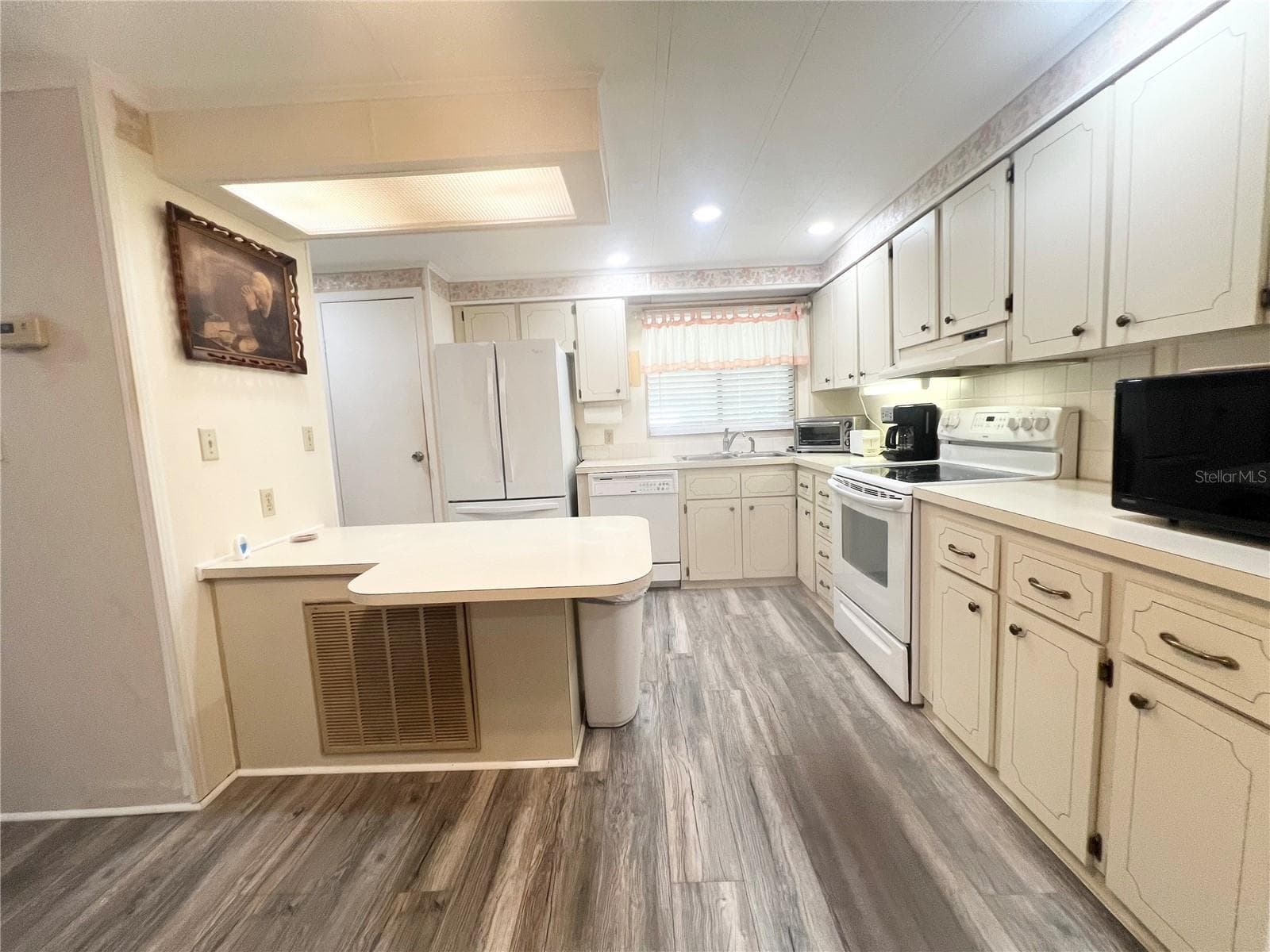 Manufactured Home at 310 MARTIN DR, LAKELAND, photo 6 of 28