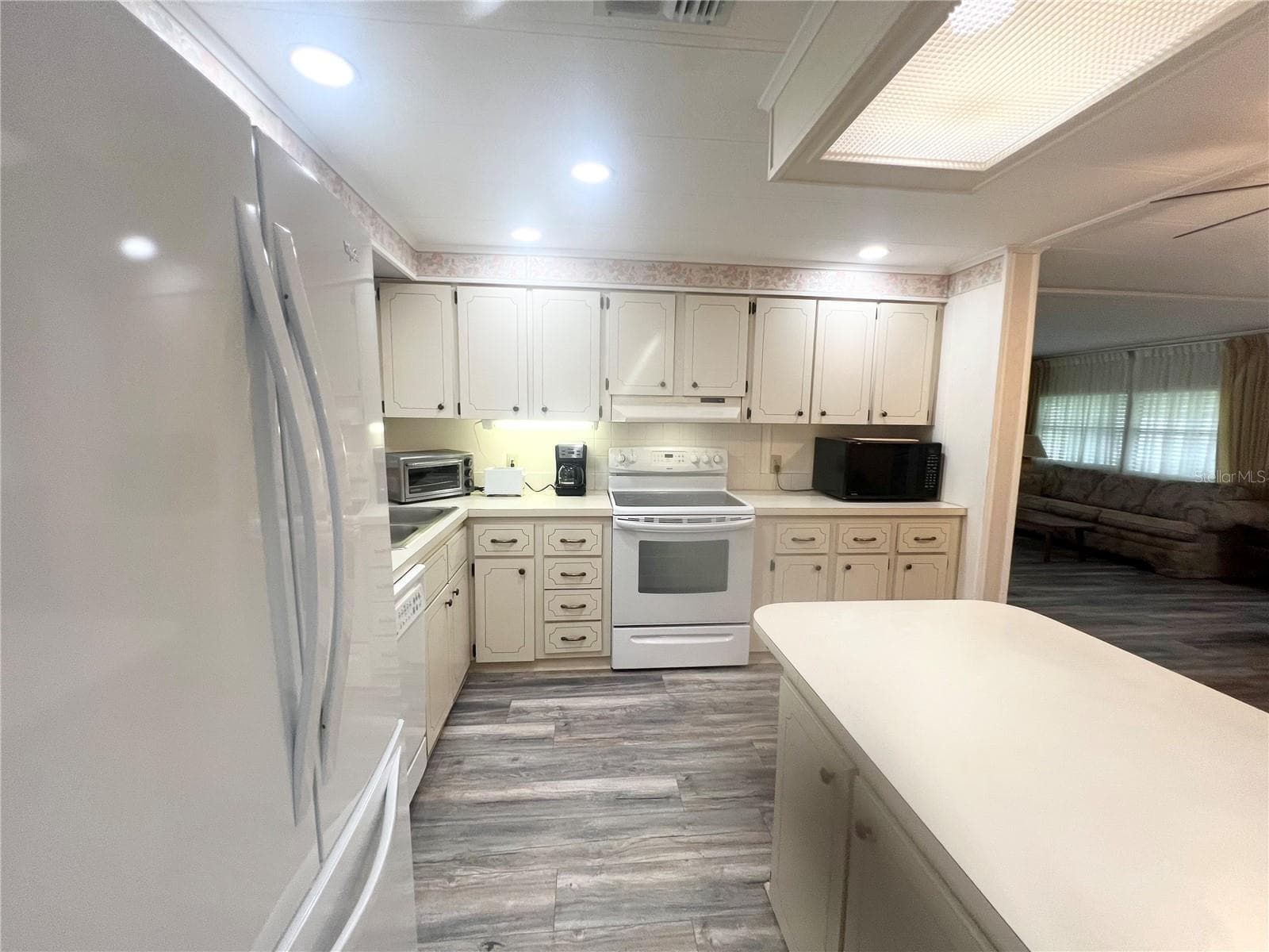 Manufactured Home at 310 MARTIN DR, LAKELAND, photo 10 of 28
