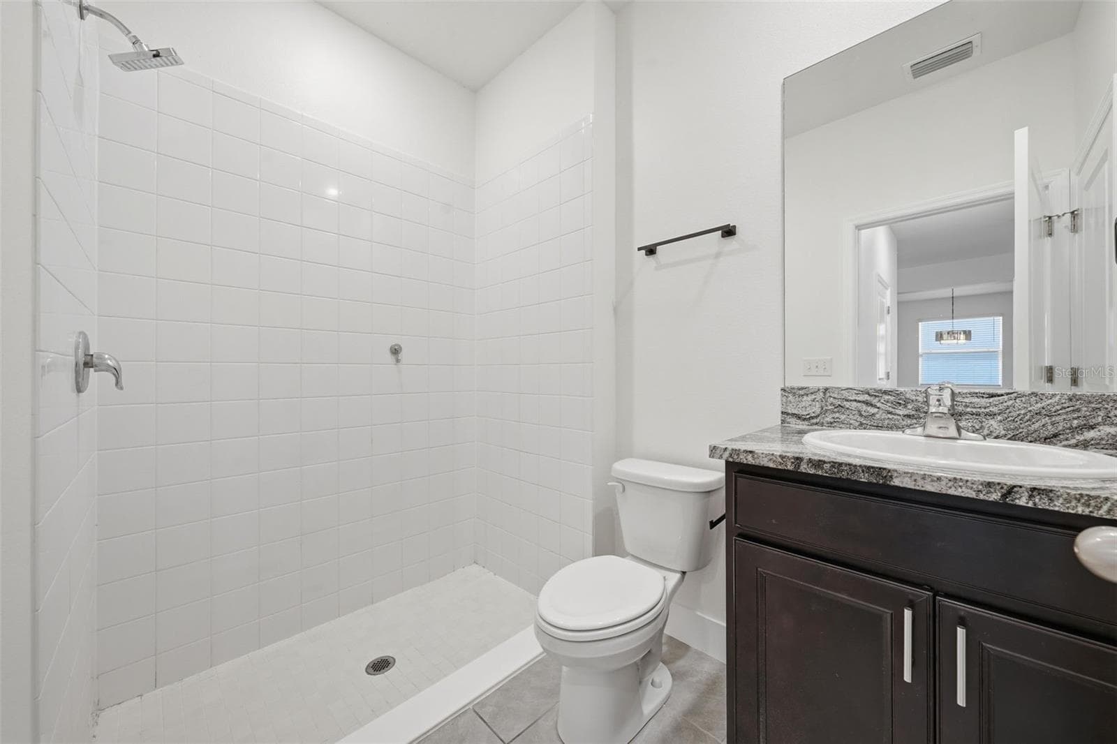 Downstairs en-suite bath with walk-in shower - 5839 SW 86TH ST, OCALA