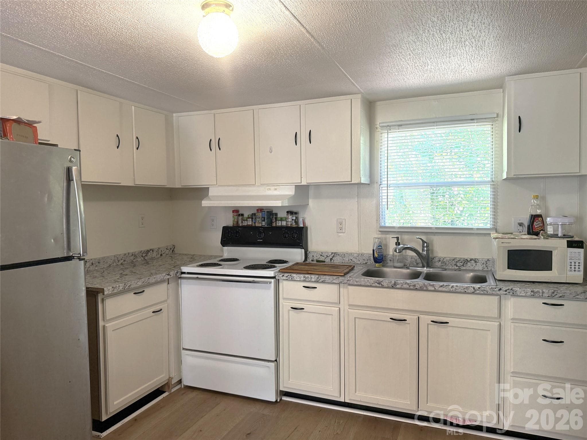Single Family Residence at 10 Lands End Drive, Candler, photo 9 of 35