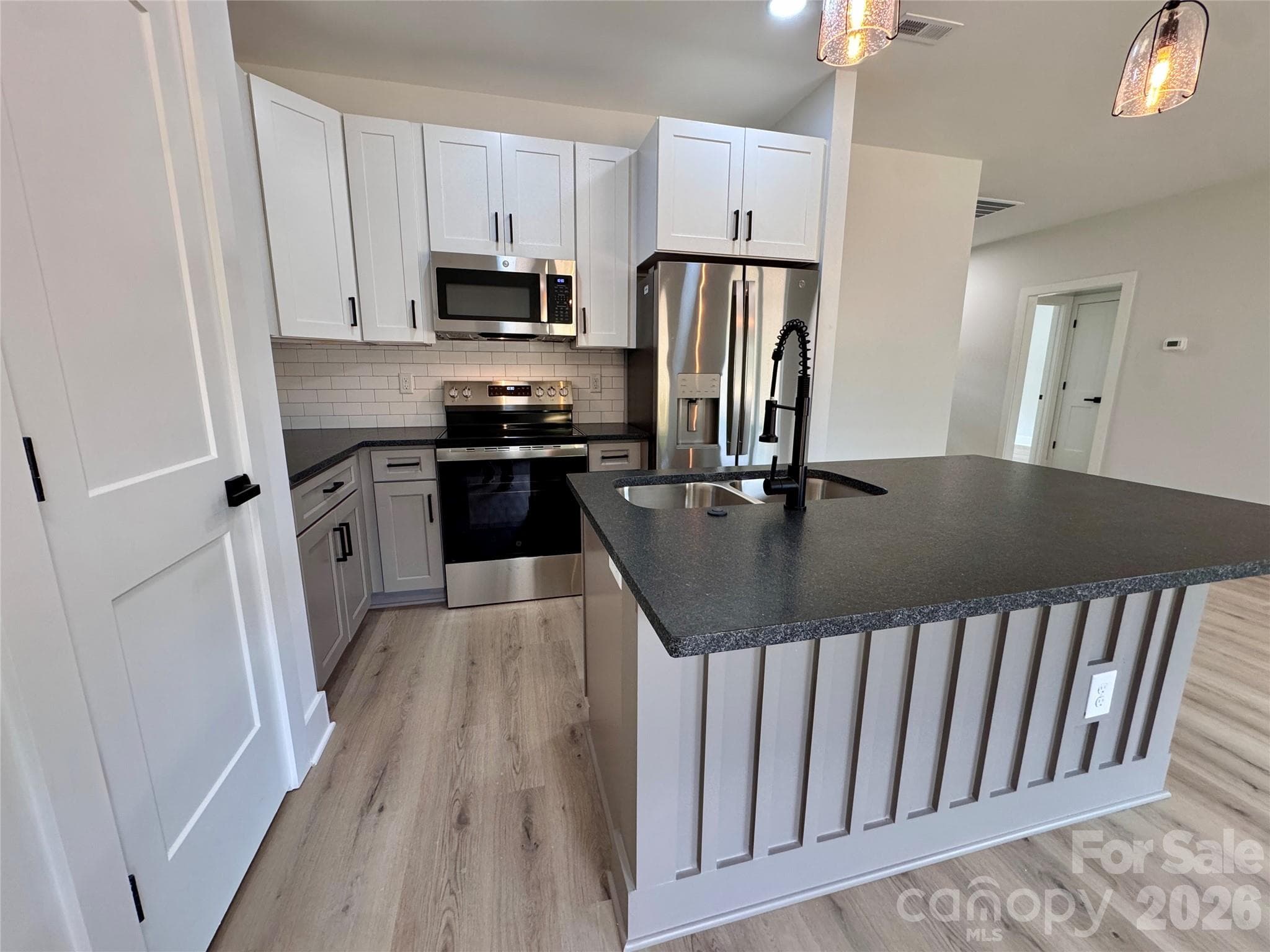 Single Family Residence at 606 E Robinson Street, Dallas, photo 4 of 17
