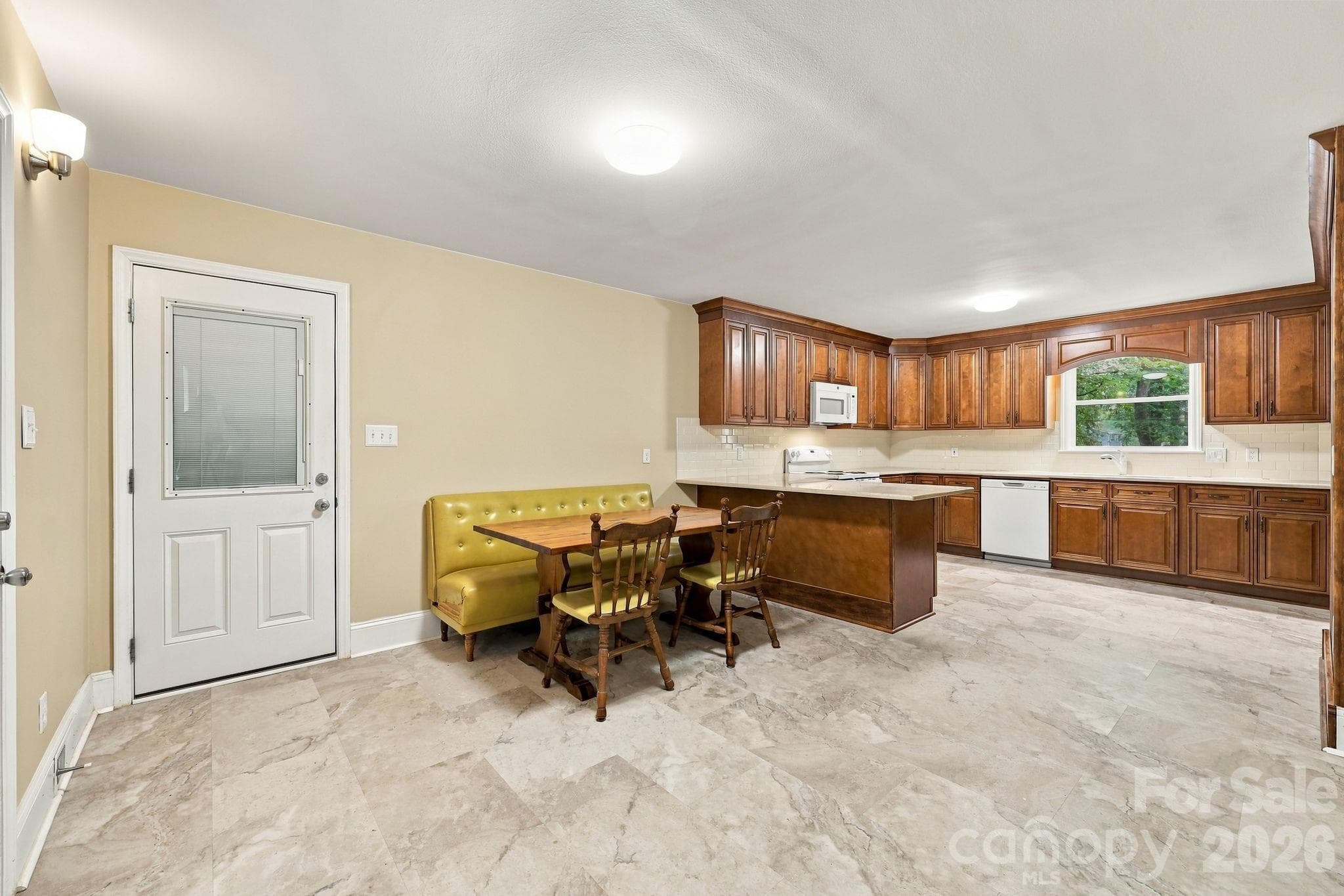Single Family Residence at 7029 Linda Lake Drive, Charlotte, photo 12 of 33