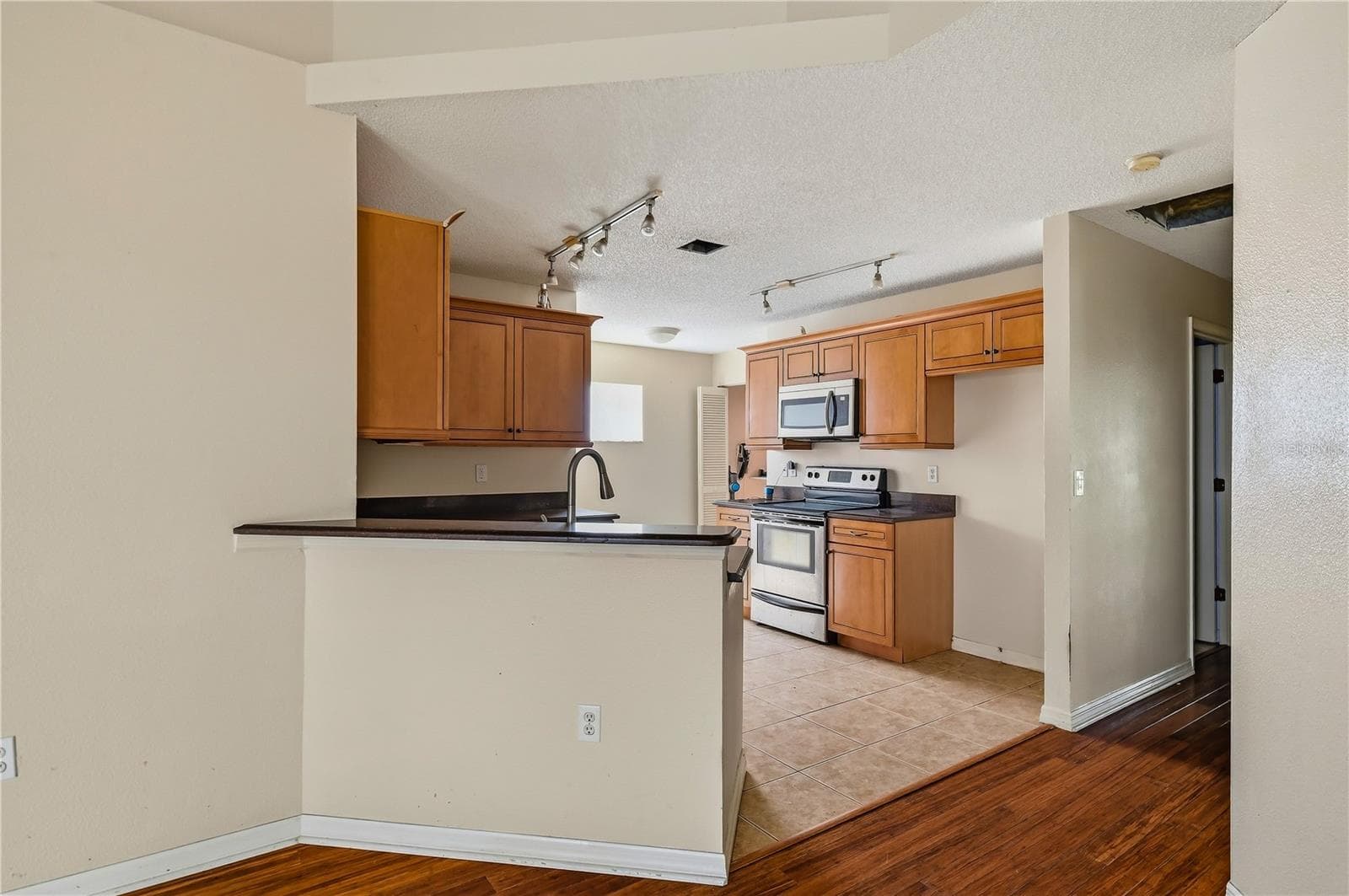 Condominium at 4205 SAINT CLAIR DR, SARASOTA, photo 5 of 28