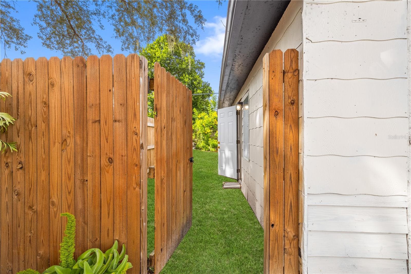 Private Entrance to Garage Studio - 1468 DRUID RD E, CLEARWATER