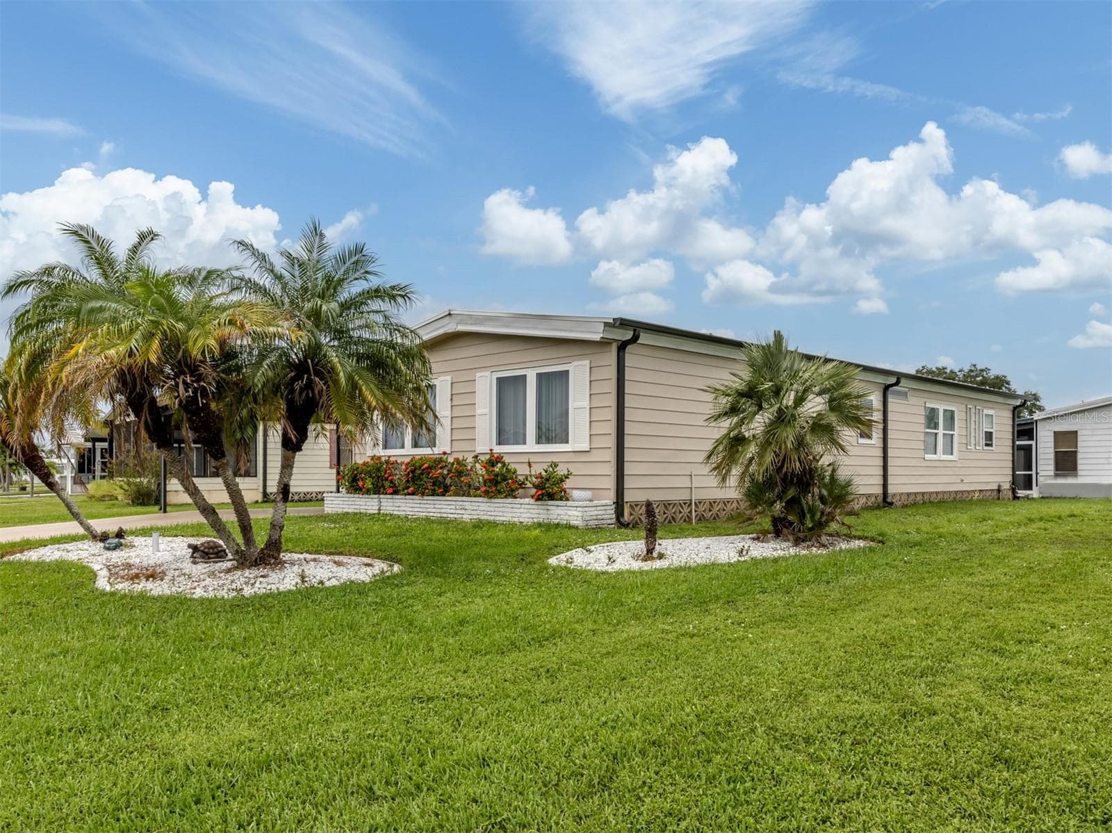 196 PALM HARBOR DR
