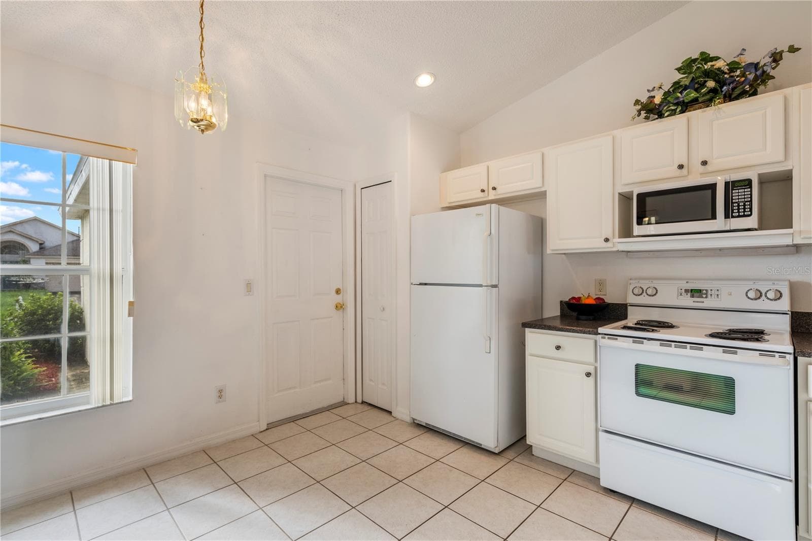 Kitchen with Dinette space - 8007 ARROW CREEK RD, KISSIMMEE