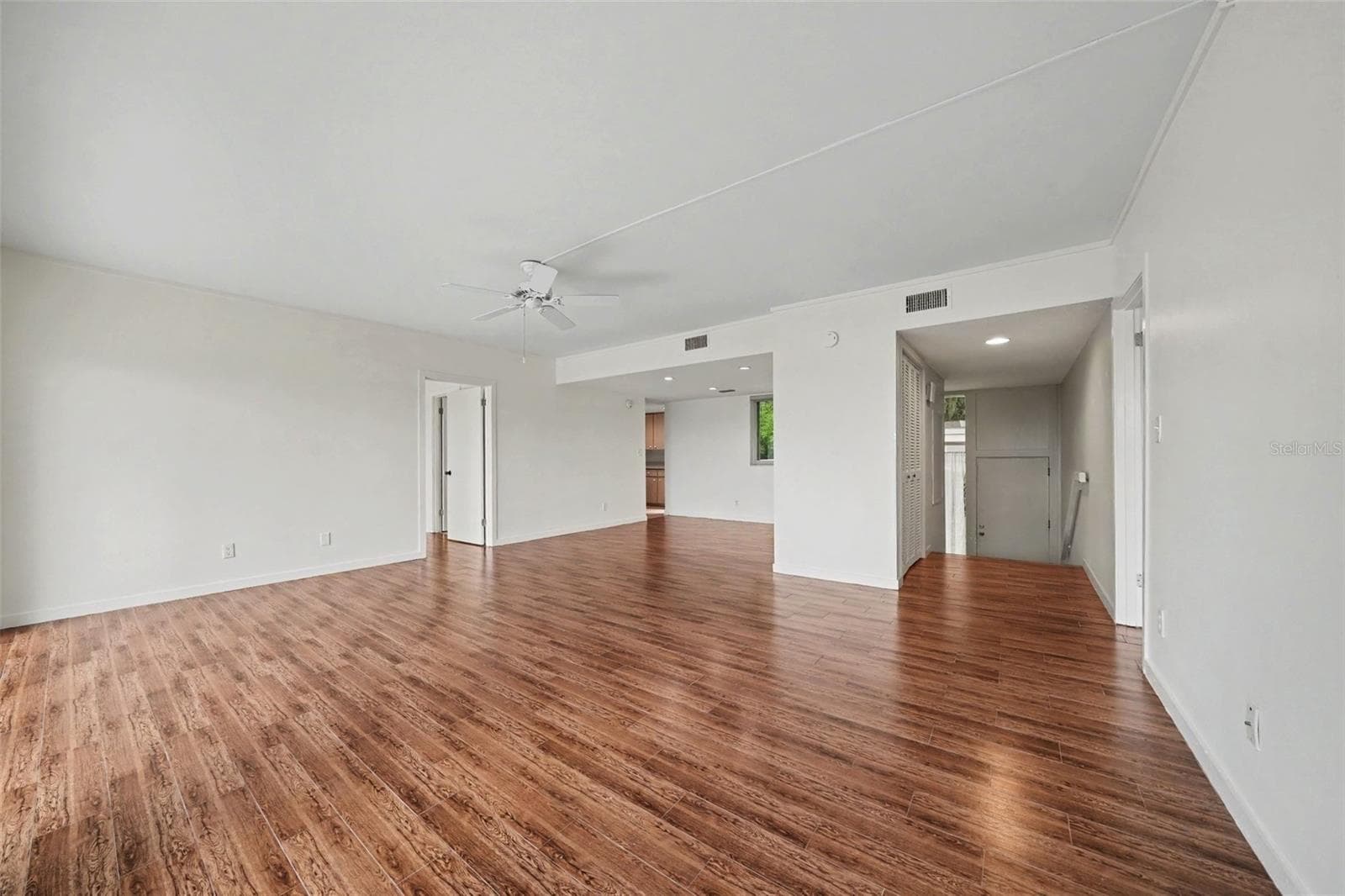 Condominium at 601 W OLD US HIGHWAY 441 #8B, MOUNT DORA, photo 3 of 19