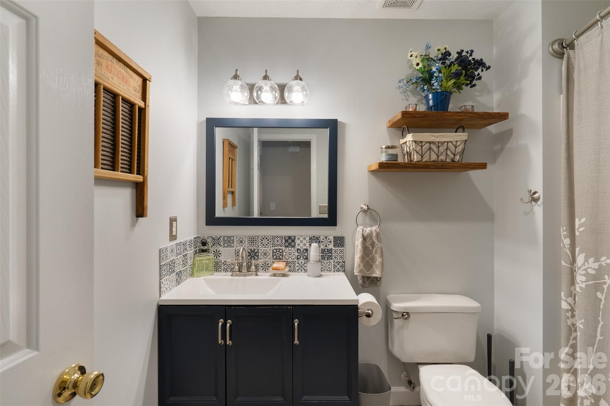 Full Bathroom - 1500 Ivy Lane, Valdese