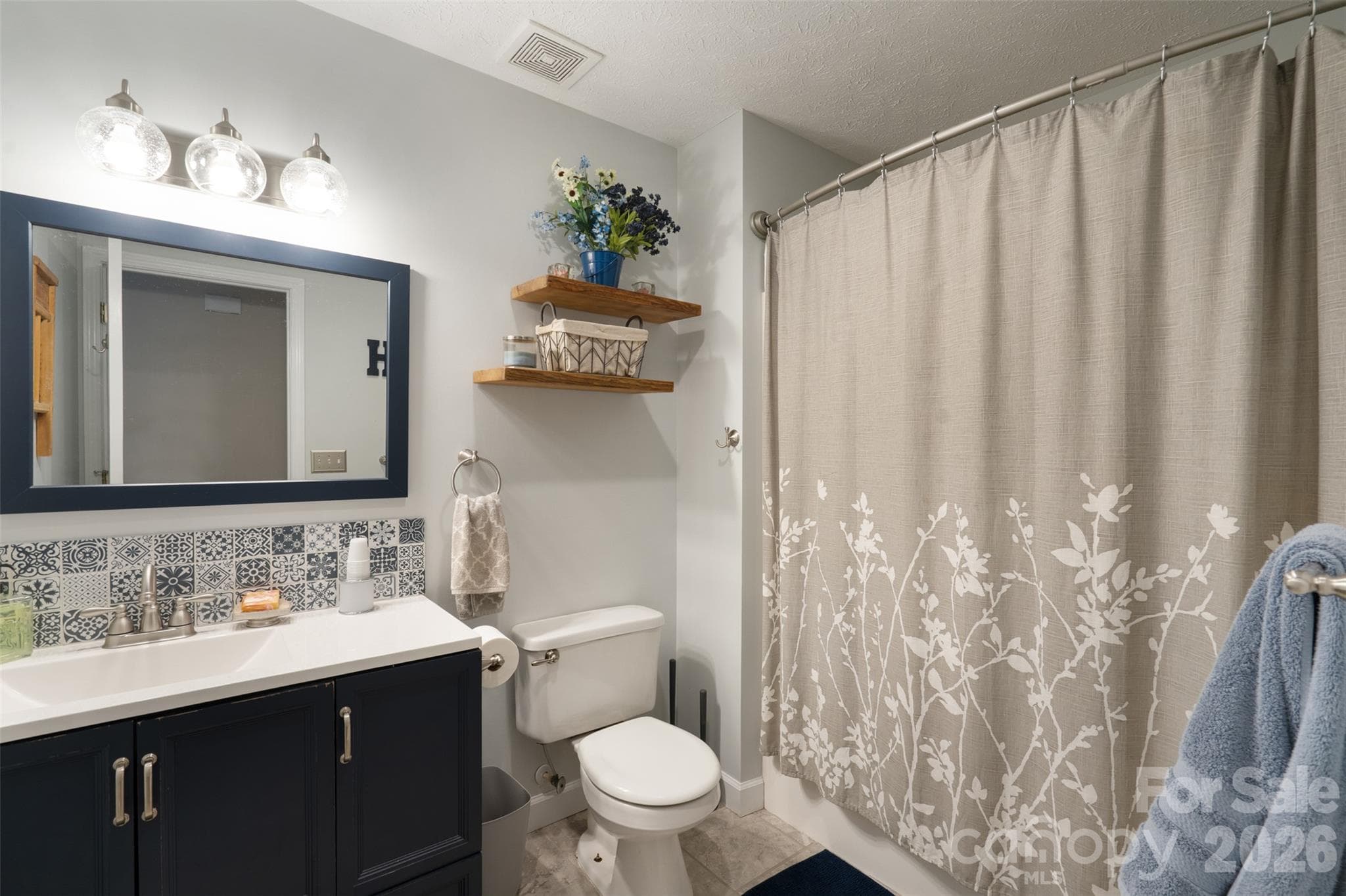Full Bathroom - 1500 Ivy Lane, Valdese