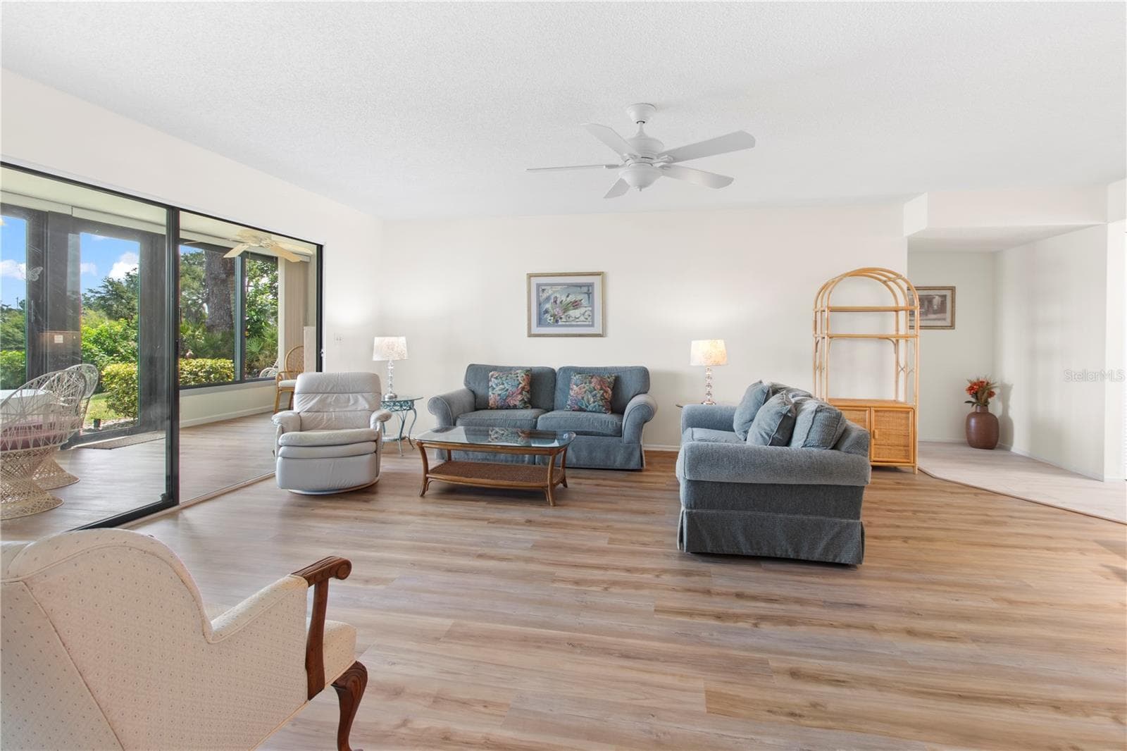 Living room. - 220 LAKEWOOD DR #220, BRADENTON