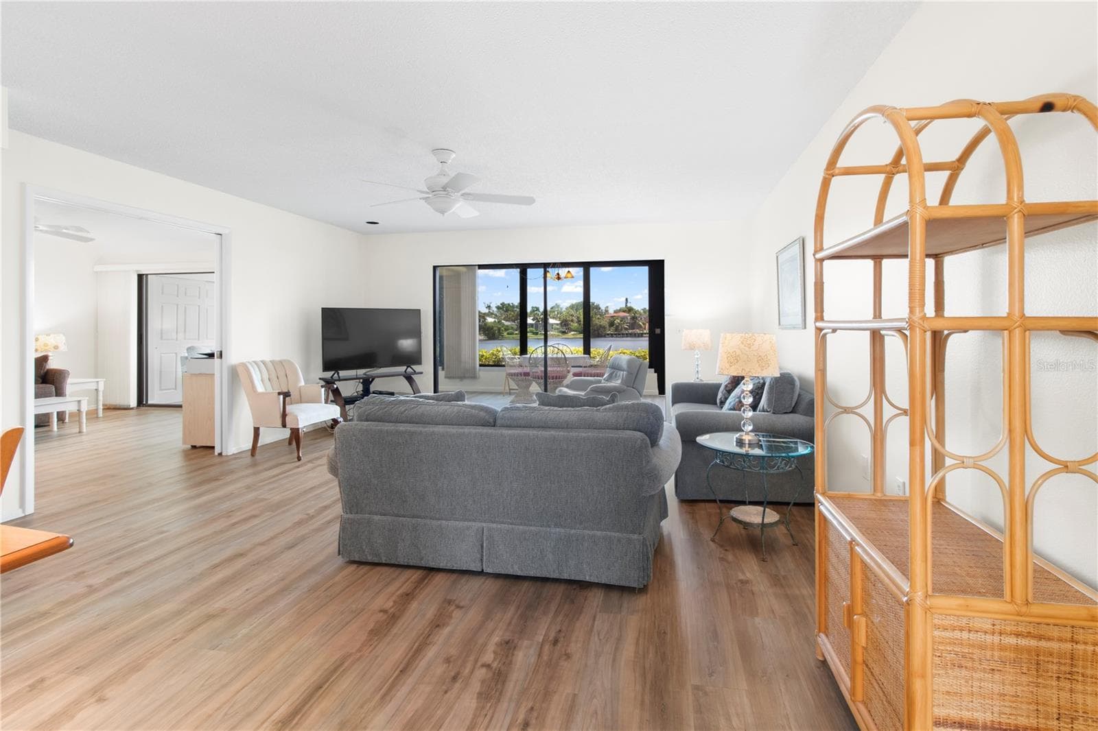 Living room. - 220 LAKEWOOD DR #220, BRADENTON