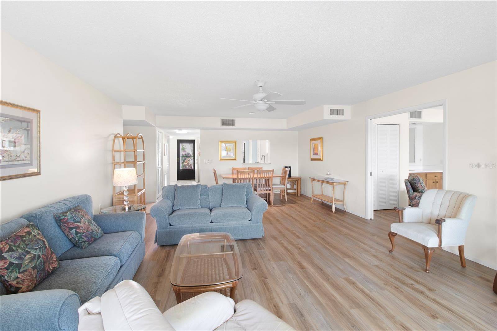 Living room. - 220 LAKEWOOD DR #220, BRADENTON