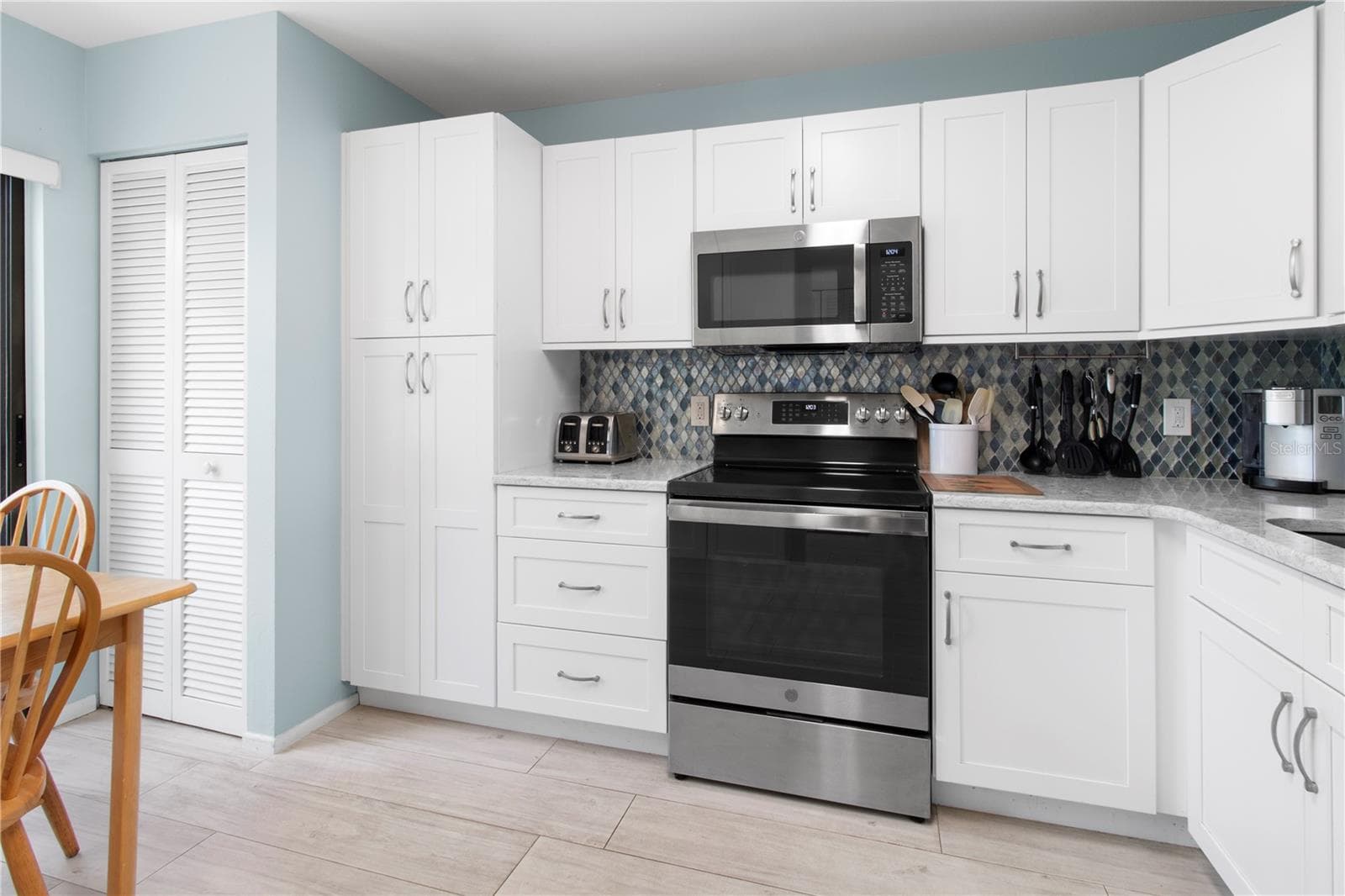 Upgraded kitchen. - 220 LAKEWOOD DR #220, BRADENTON