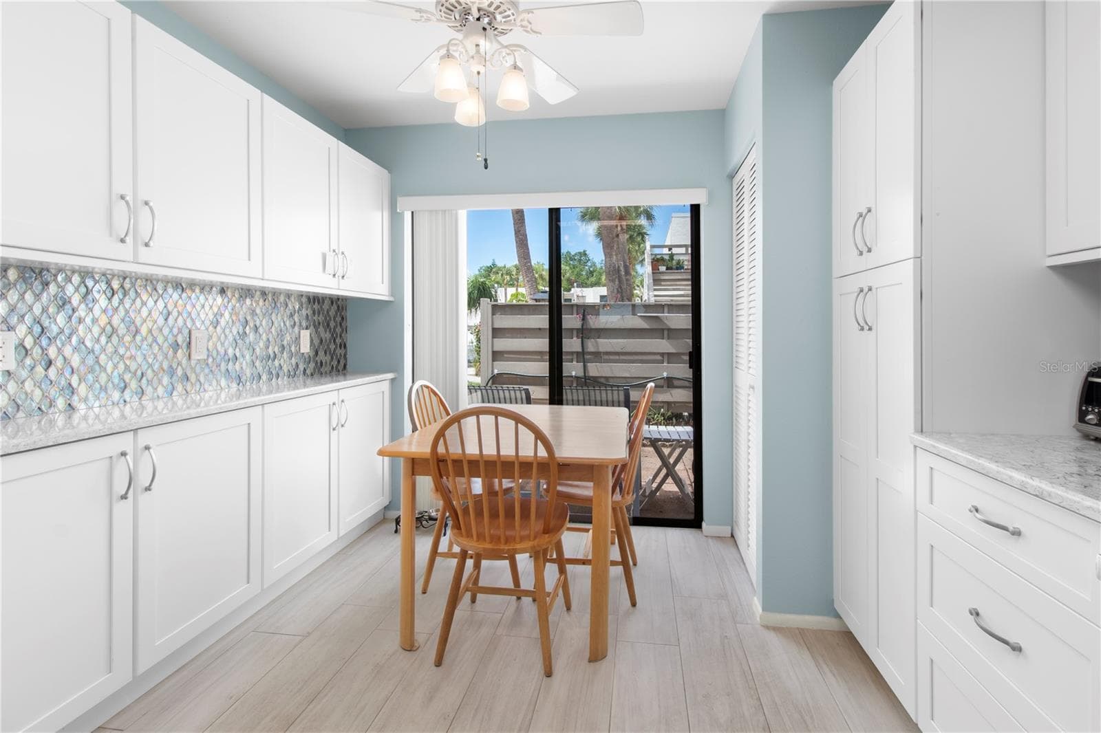 Kitchen. Look at the backsplash. - 220 LAKEWOOD DR #220, BRADENTON